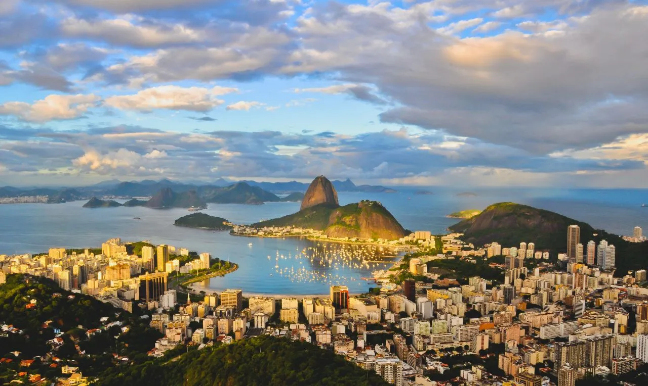 A imagem ilustra um dia mais fechado na cidade maravilhosa